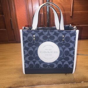 Coach Dempsey tote 22 bag